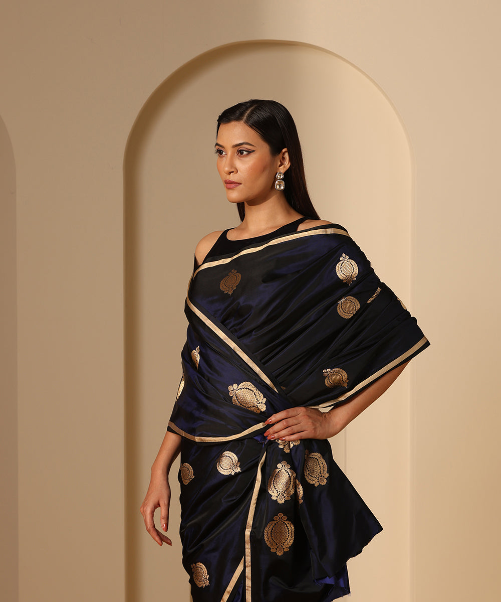 Black_And_Blue_Dual_Tone_Handloom_Pure_Satin_Silk_Banarasi_Saree_With_Kadhwa_Boota_WeaverStory_01