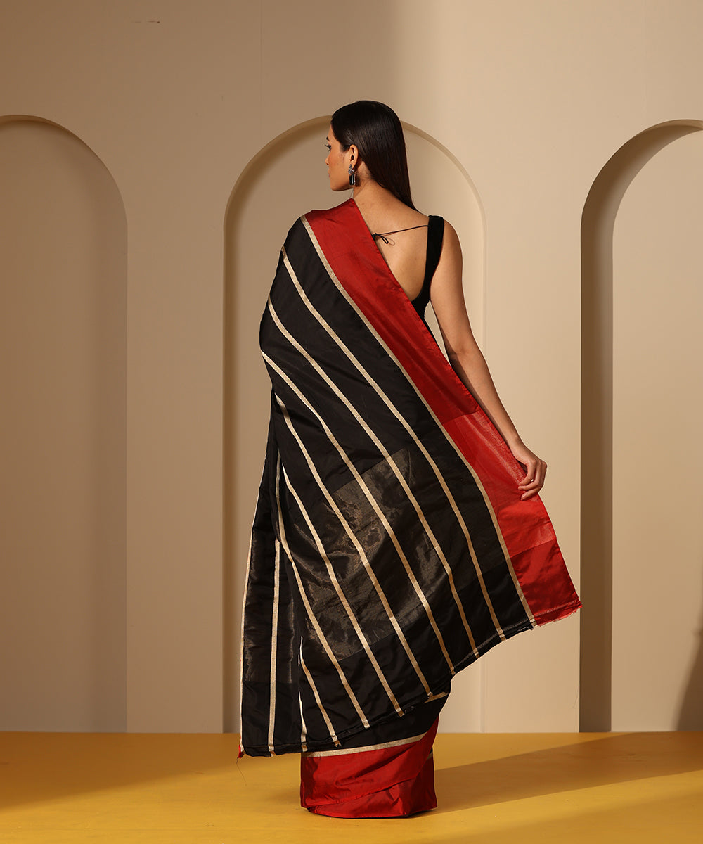 Black_Handloom_Pure_Mashroo_Silk_Banarasi_Saree_With_Horizontal_Stripes_And_Red_Border_WeaverStory_03