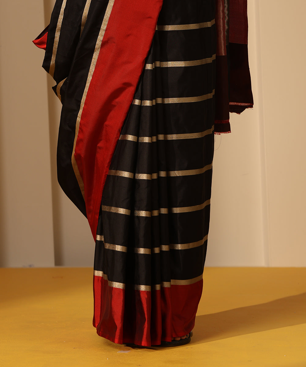 Black_Handloom_Pure_Mashroo_Silk_Banarasi_Saree_With_Horizontal_Stripes_And_Red_Border_WeaverStory_04