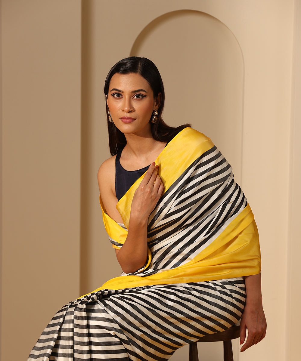 White_Handloom_Pure_Mashroo_Silk_Banarasi_Saree_With_Horizontal_Stripes_And_Yellow_Border_WeaverStory_01