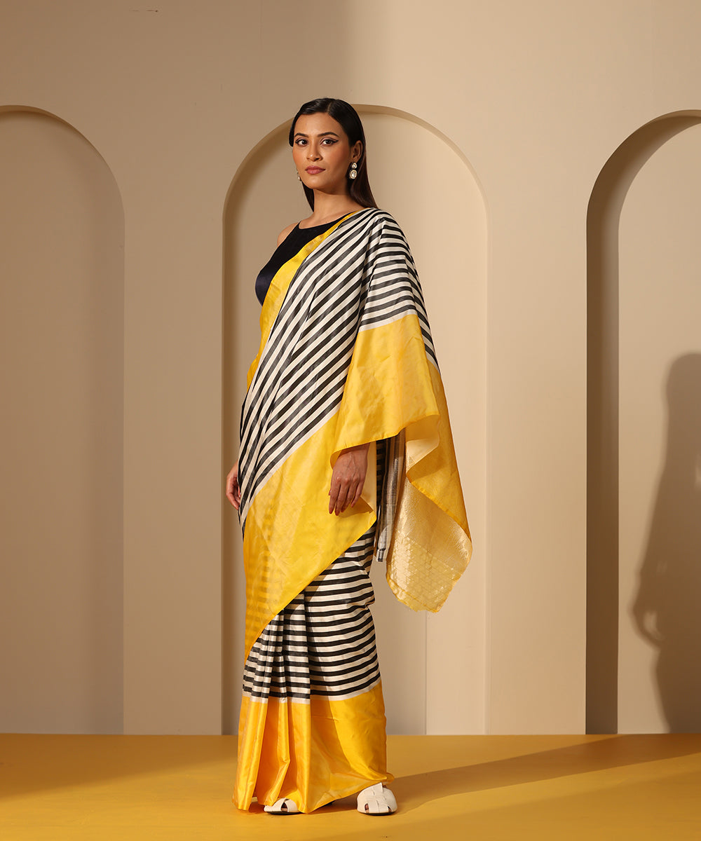 White_Handloom_Pure_Mashroo_Silk_Banarasi_Saree_With_Horizontal_Stripes_And_Yellow_Border_WeaverStory_02