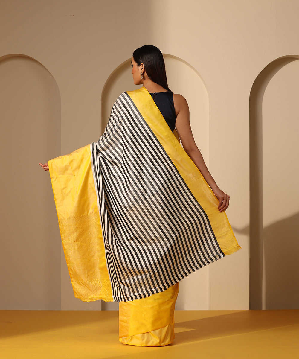 White_Handloom_Pure_Mashroo_Silk_Banarasi_Saree_With_Horizontal_Stripes_And_Yellow_Border_WeaverStory_03