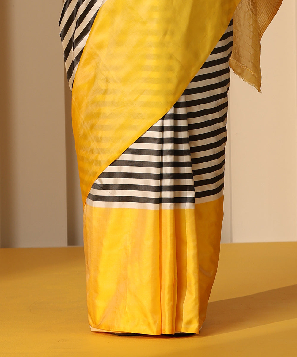 White_Handloom_Pure_Mashroo_Silk_Banarasi_Saree_With_Horizontal_Stripes_And_Yellow_Border_WeaverStory_04