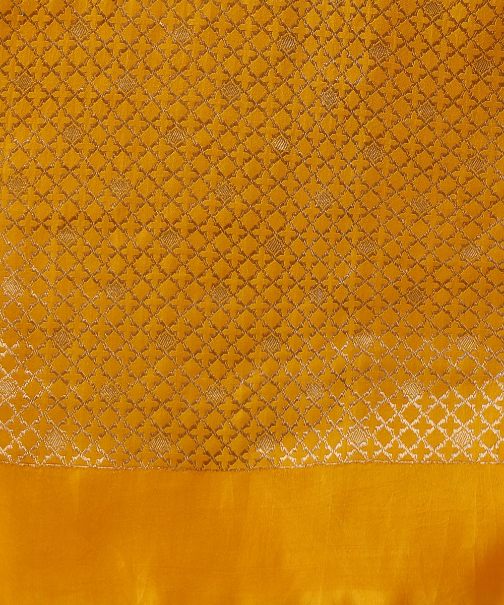 White_Handloom_Pure_Mashroo_Silk_Banarasi_Saree_With_Horizontal_Stripes_And_Yellow_Border_WeaverStory_05