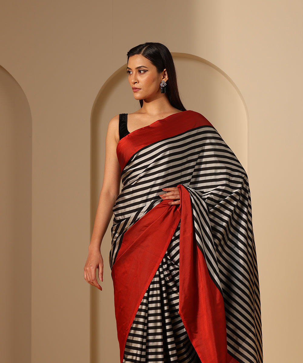 Handloom_Grey_Mashroo_Silk_Banarasi_Saree_With_Horizontal_Stripes_And_Maroon_Border_WeaverStory_01