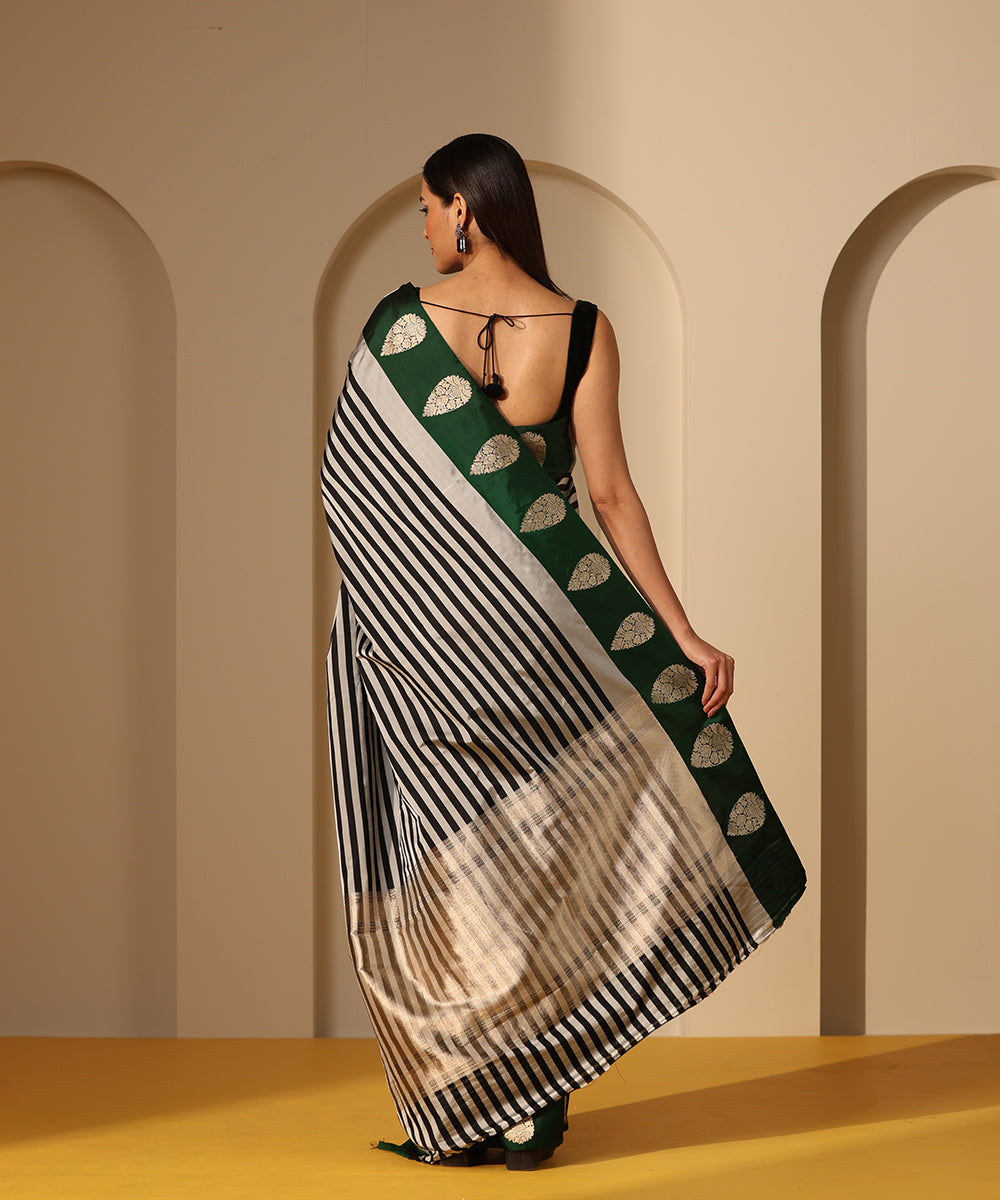 Handloom_Black_Mashroo_Silk_Banarasi_Saree_With_Green_Kadhwa_Boota_Border_WeaverStory_03