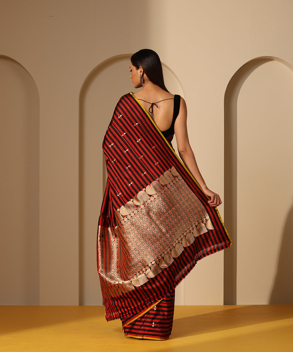 Handloom_Red_And_Black_Horizontal_Striped_Mashroo_Silk_Banarasi_Saree_With_Kadhwa_Boota_WeaverStory_03