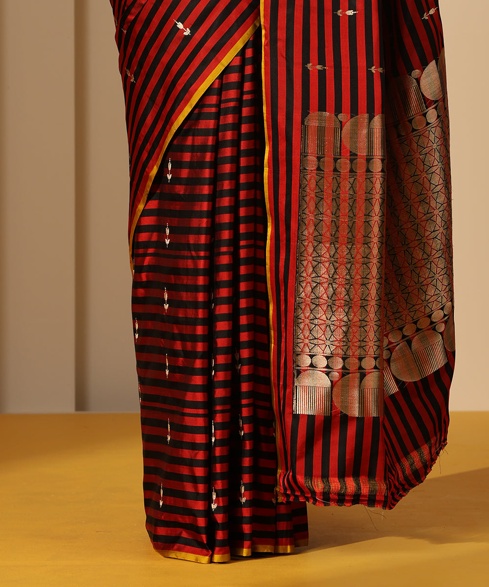 Handloom_Red_And_Black_Horizontal_Striped_Mashroo_Silk_Banarasi_Saree_With_Kadhwa_Boota_WeaverStory_04