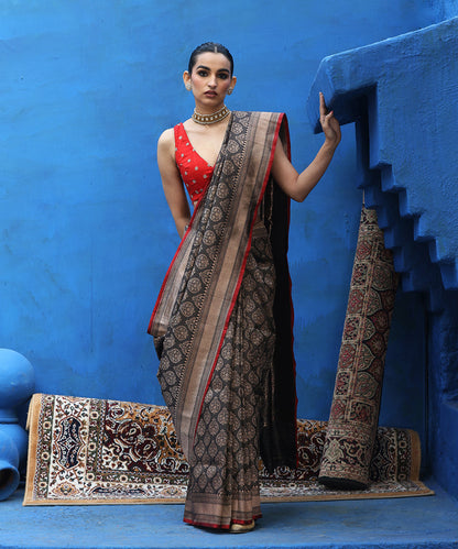 Handloom_Black_Pure_Katan_Silk_Kimkhab_Banarasi_Saree_With_Maroon_Selvedge_WeaverStory_02