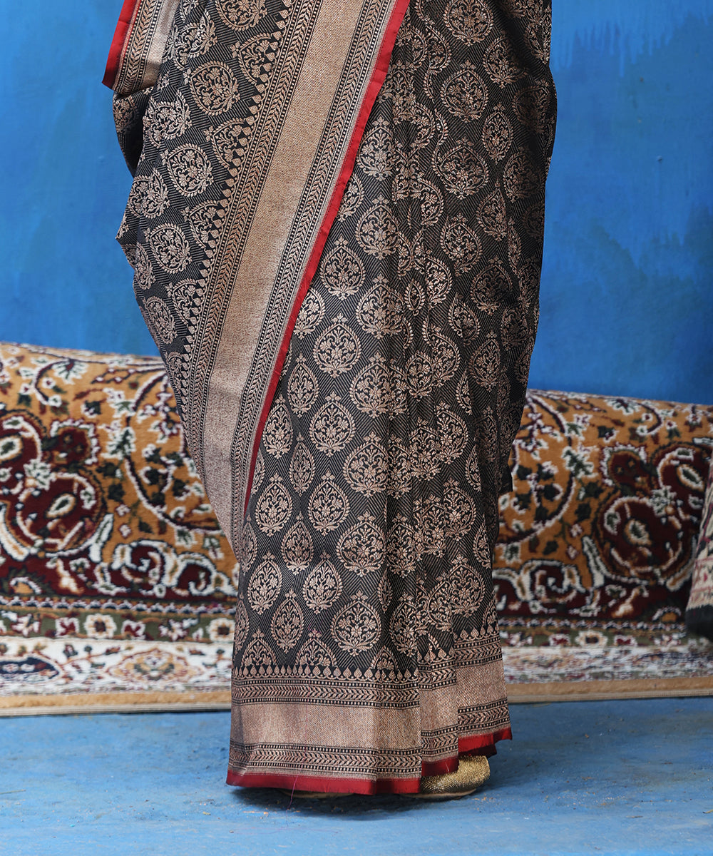 Handloom_Black_Pure_Katan_Silk_Kimkhab_Banarasi_Saree_With_Maroon_Selvedge_WeaverStory_04