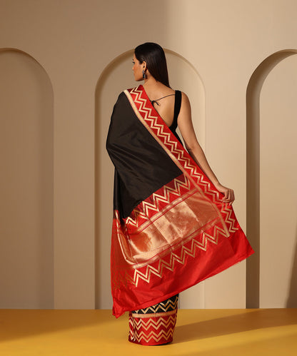 Handloom_Black_Pure_Katan_Silk_Banarasi_Saree_With_Chevron_Red_Border_WeaverStory_03