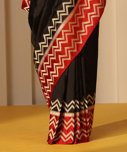 Handloom_Black_Pure_Katan_Silk_Banarasi_Saree_With_Chevron_Red_Border_WeaverStory_04