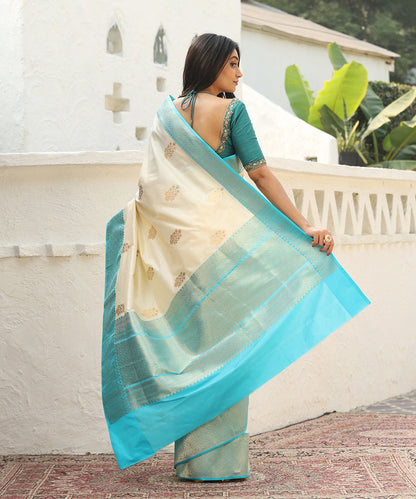 Cream_And_Blue_Handloom_Pure_Katan_Silk_Banarasi_Saree_With_Kadhwa_Boota_WeaverStory_03