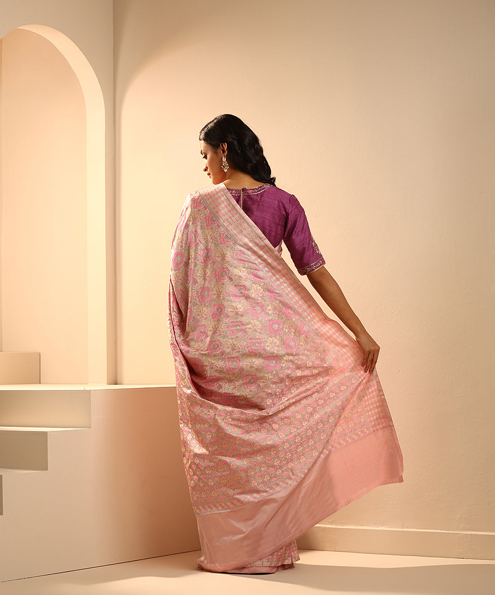 Soft_Pink_Handloom_Pure_Satin_Silk_Tanchoi_Banarasi_Saree_With_Roses_Motifs_WeaverStory_03