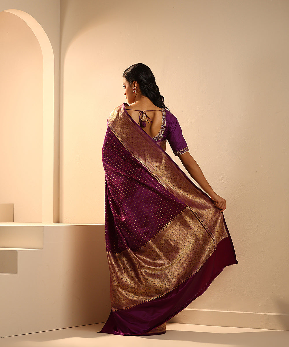 Purple_Handloom_Pure_Mashroo_Silk_Tanchoi_Banarasi_Saree_With_Gold_Zari_Border_WeaverStory_03