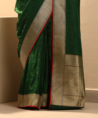 Emerald_Green_Handloom_Pure_Mashroo_Silk_Banarasi_Tanchoi_Saree_With_Red_Selvedge_WeaverStory_04