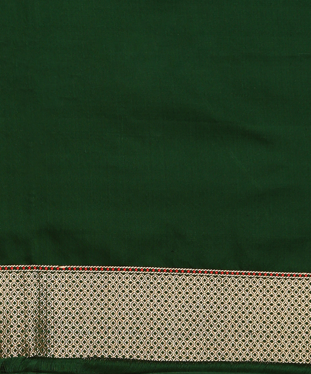 Emerald_Green_Handloom_Pure_Mashroo_Silk_Banarasi_Tanchoi_Saree_With_Red_Selvedge_WeaverStory_05