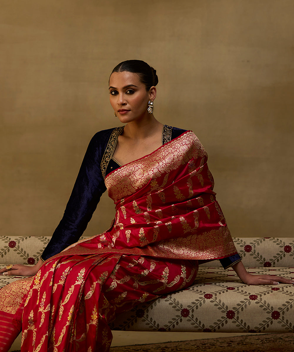 Red_Handloom_Pure_Katan_Silk_Kadhwa_Banarasi_Saree_With_Meenakari_And_Zari_Border_WeaverStory_01