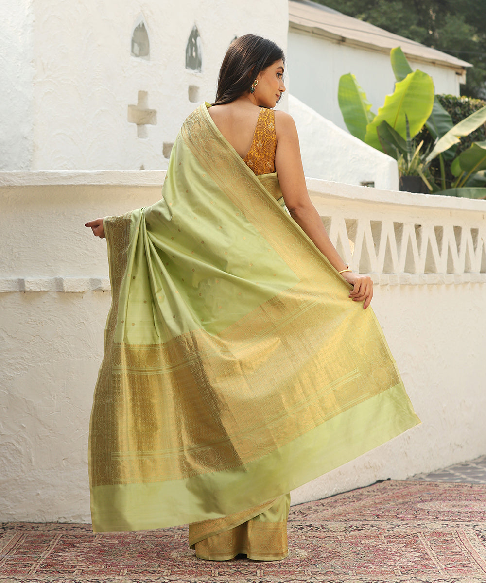 Green_Handloom_Pure_Katan_Silk_Banarasi_Saree_With_Kadhwa_Booti_And_Border_WeaverStory_03