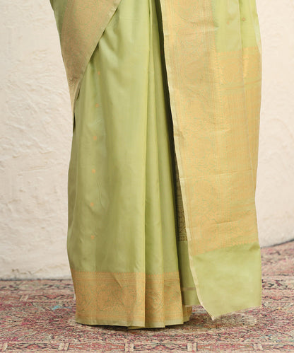 Green_Handloom_Pure_Katan_Silk_Banarasi_Saree_With_Kadhwa_Booti_And_Border_WeaverStory_04