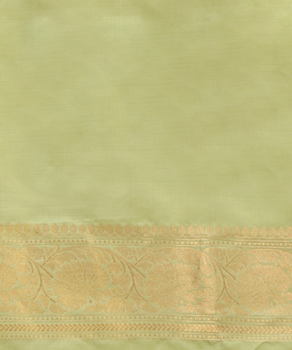 Green_Handloom_Pure_Katan_Silk_Banarasi_Saree_With_Kadhwa_Booti_And_Border_WeaverStory_05