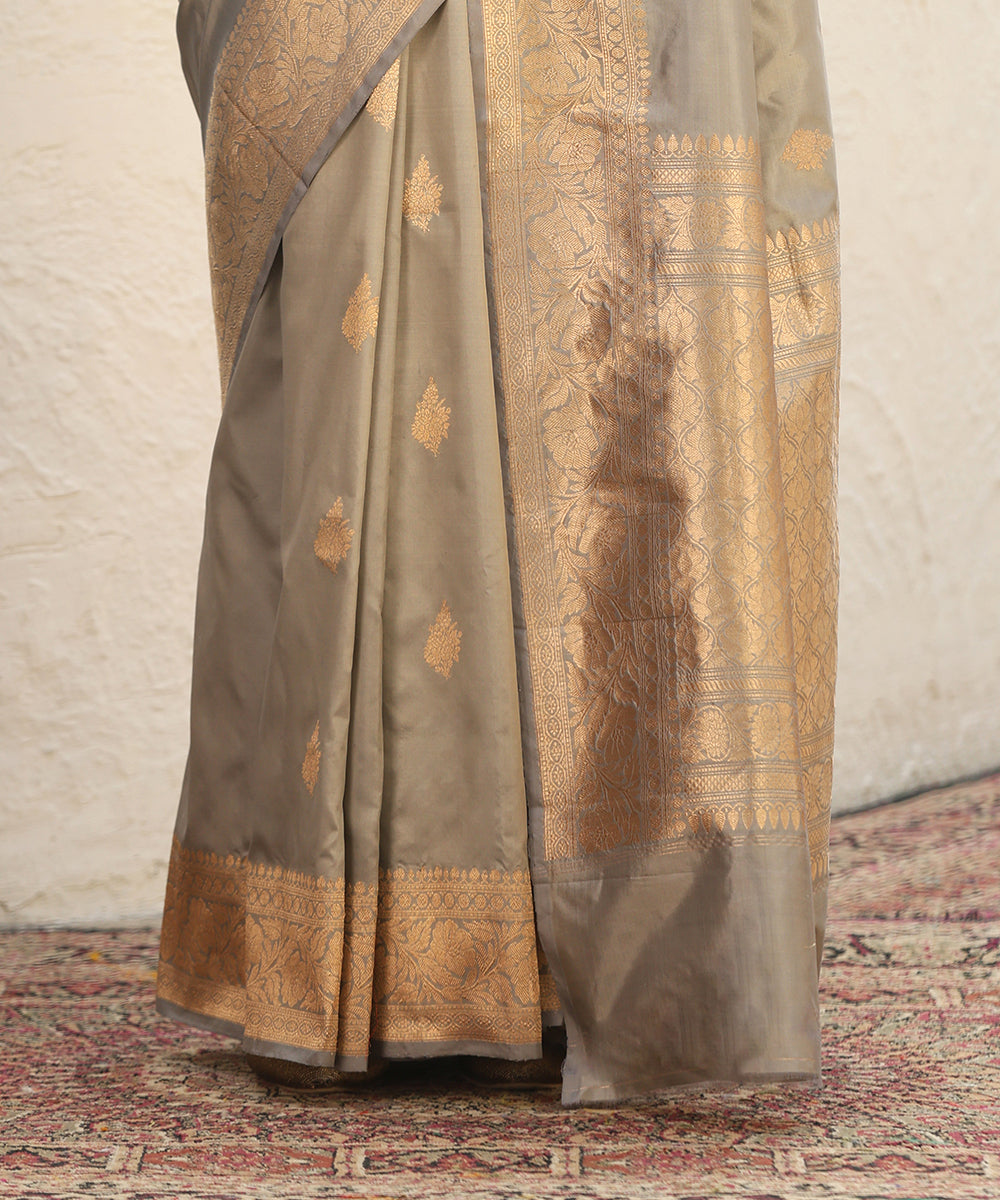 Handloom_Grey_Pure_Katan_Silk_Banarasi_Saree_With_Kadhwa_Boota_WeaverStory_04