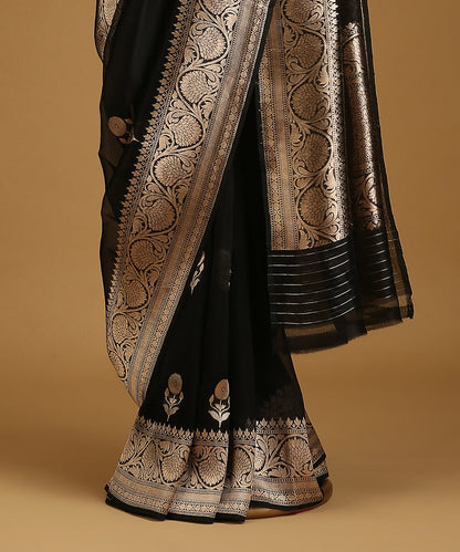 Black_Handloom_Pure_Organza_Silk_Banarasi_Saree_With_Gold_Zari_Border_And_Kadhwa_Boota_WeaverStory_03