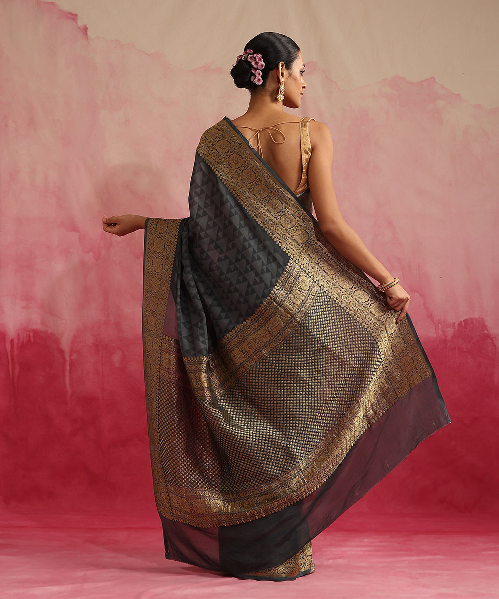 Handloom_Grey_Pure_Georgette_Ajrakh_Print_Banarasi_Saree_With_Chevron_Pattern_WeaverStory_03