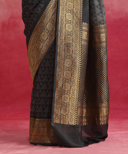 Handloom_Grey_Pure_Georgette_Ajrakh_Print_Banarasi_Saree_With_Chevron_Pattern_WeaverStory_04