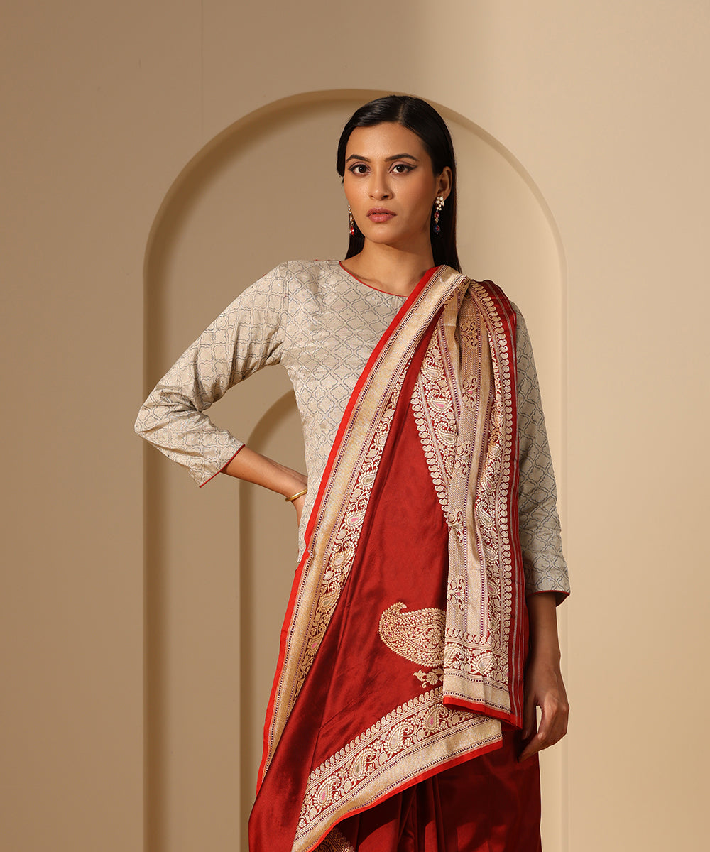 Maroon_Handloom_Pure_Katan_Silk_Plain_Banarasi_Saree_With_Konia_And_Meenakari_Border_WeaverStory_01