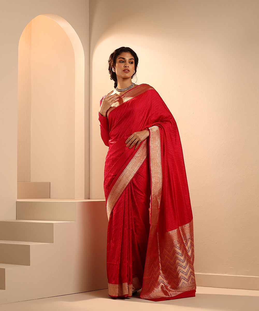 The subtle and rhythmic weave of fine silk threads cover the entire body of  this Banarasi Tanchoi silk saree with a striking contrast bo