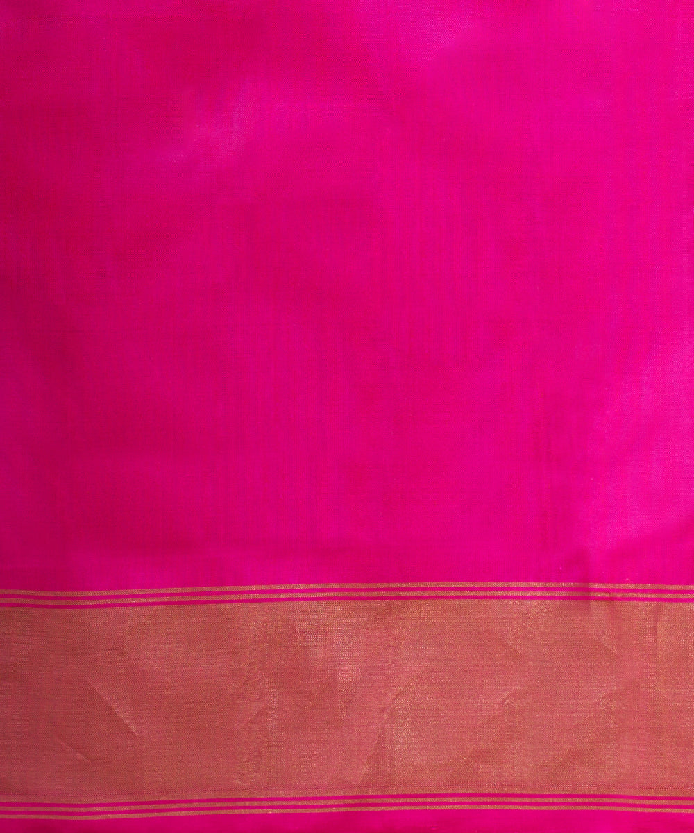 Peach_And_Pink_Handloom_Pure_Mulberry_Silk_Ikat_Patola_Saree_With_Tissue_Border_WeaverStory_05