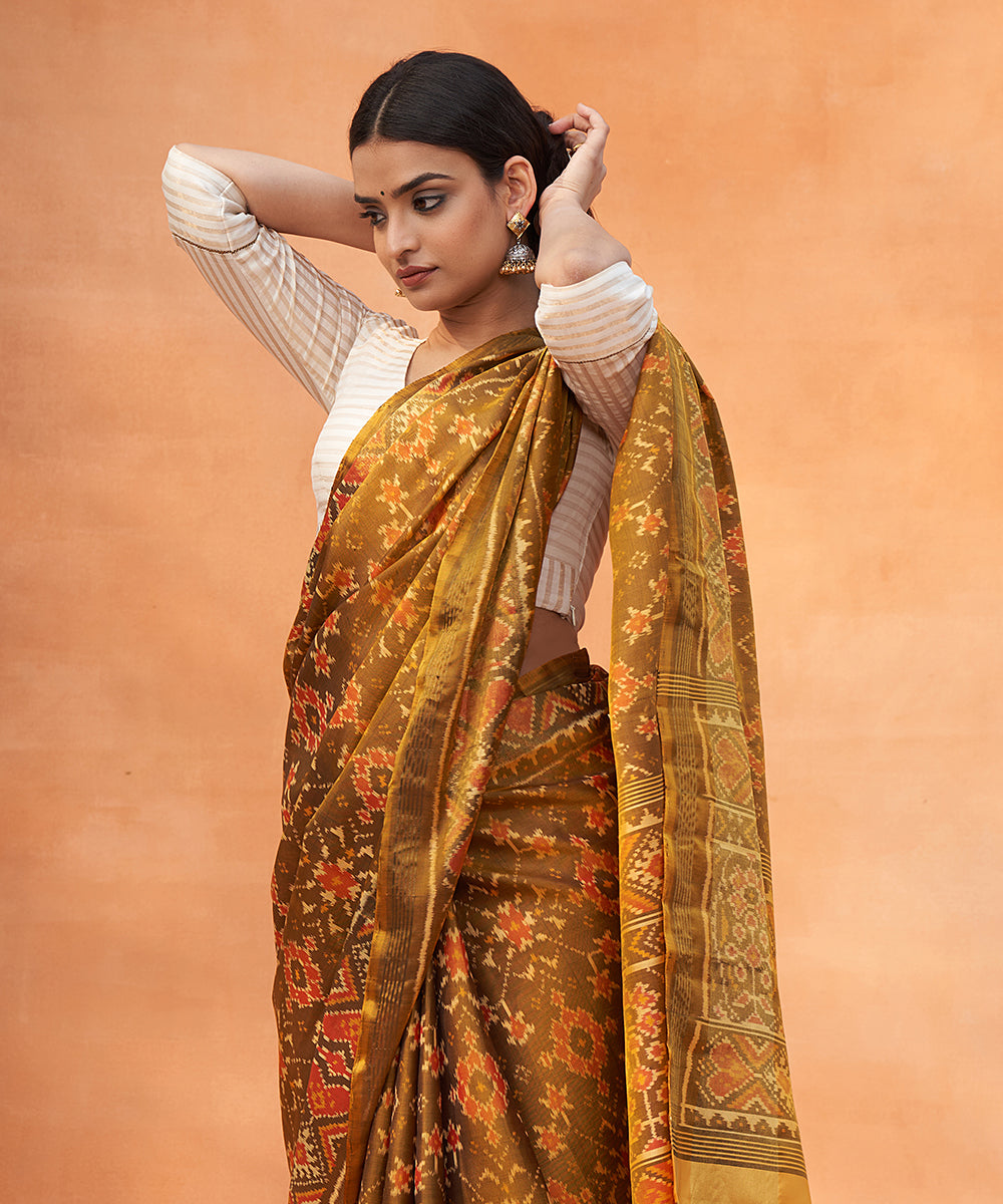Mustard_And_Black_Dual_Tone_Handloom_Pure_Mulberry_Silk_Ikat_Patola_Saree_With_Tissue_Border_WeaverStory_01