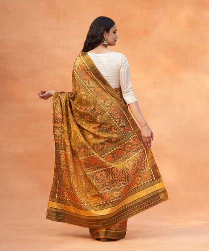 Mustard_And_Black_Dual_Tone_Handloom_Pure_Mulberry_Silk_Ikat_Patola_Saree_With_Tissue_Border_WeaverStory_03