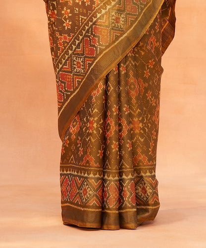 Mustard_And_Black_Dual_Tone_Handloom_Pure_Mulberry_Silk_Ikat_Patola_Saree_With_Tissue_Border_WeaverStory_04