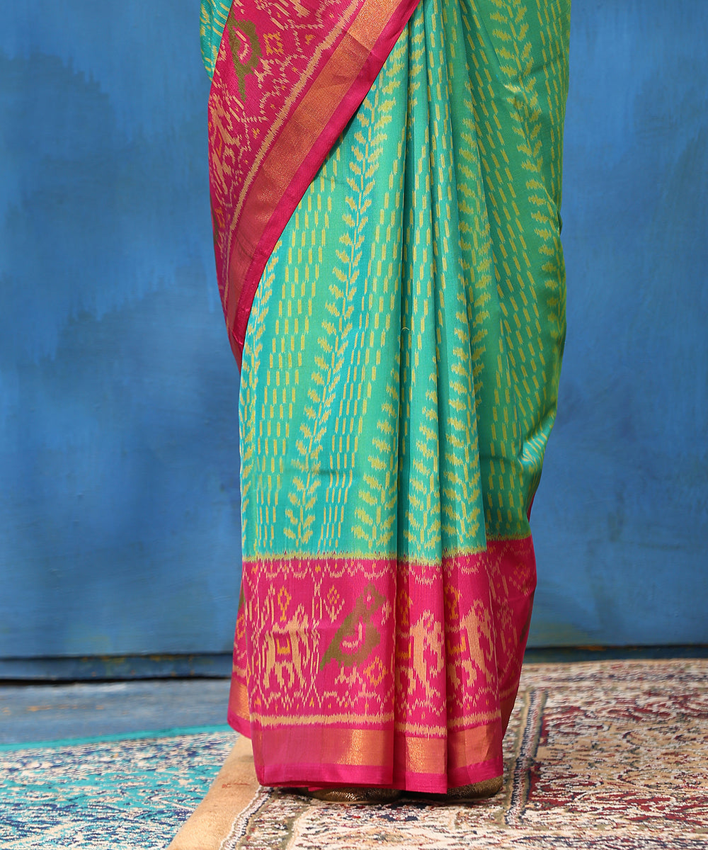 Handloom_Aqua_Green_And_Pink_Dual_Tone_Pure_Mulberry_Silk_Ikat_Patola_Saree_With_Tissue_Border_WeaverStory_04