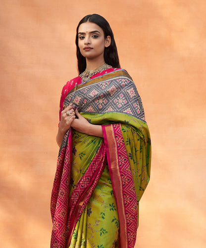 Green_And_Magenta_Handloom_Pure_Mulberry_Silk_Ikat_Patola_Saree_With_Tissue_Border_WeaverStory_01