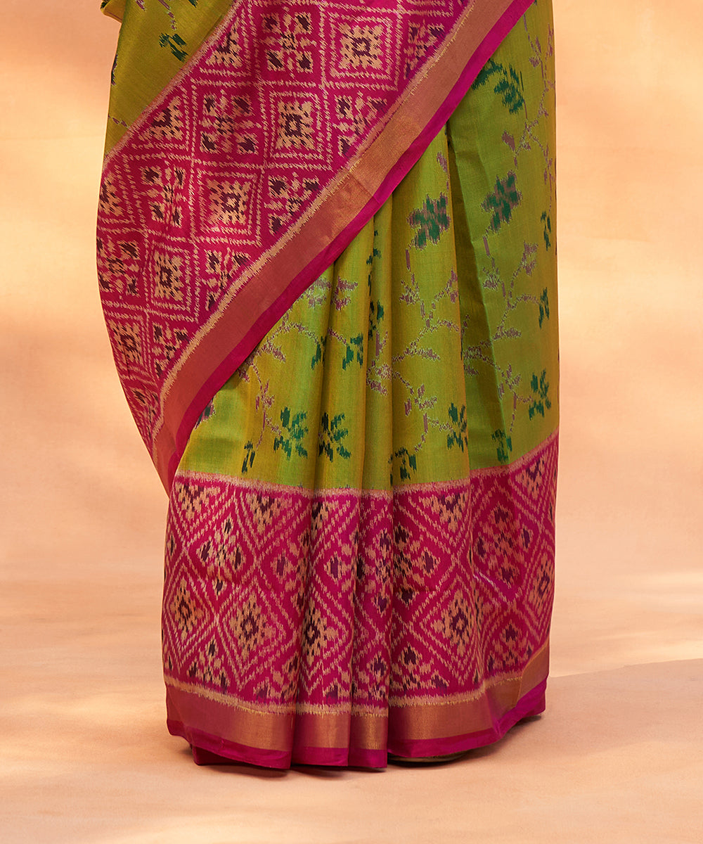 Green_And_Magenta_Handloom_Pure_Mulberry_Silk_Ikat_Patola_Saree_With_Tissue_Border_WeaverStory_04