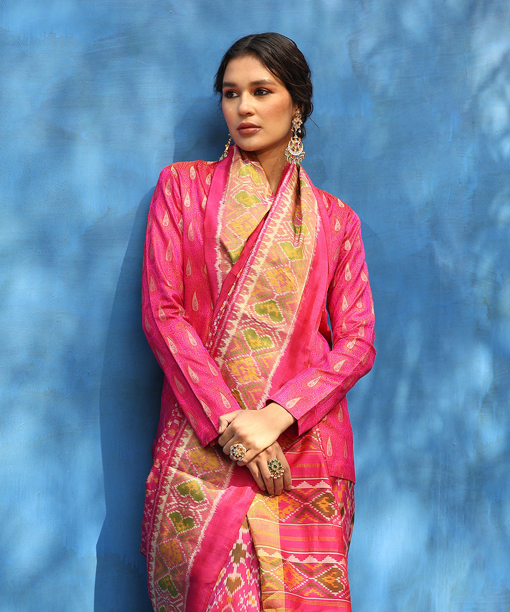 Majenta_Handloom_Pink_Pure_Mulberry_Silk_Ikat_Patola_Saree_With_Zari_Border_WeaverStory_02