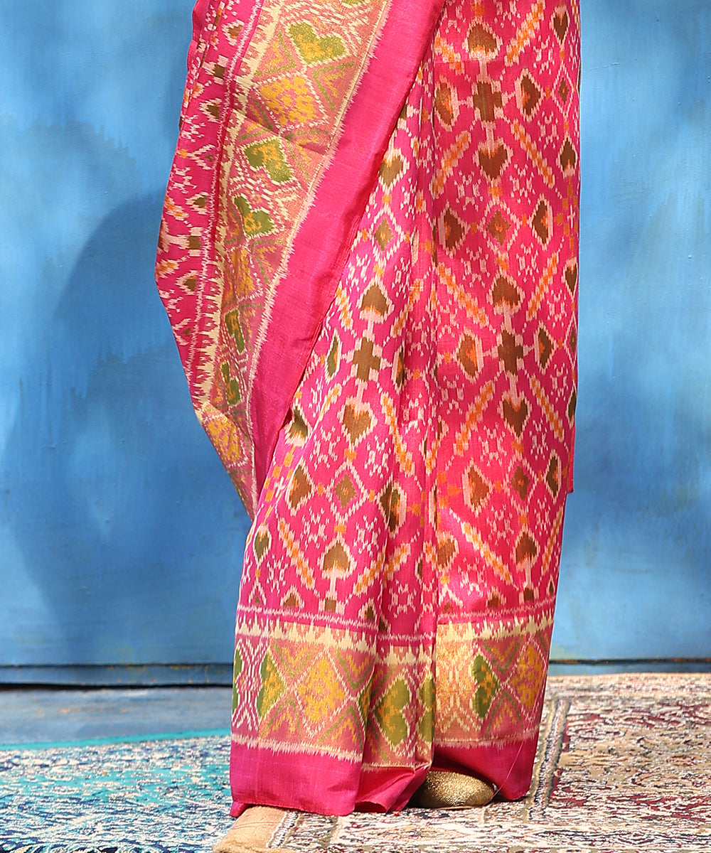 Majenta_Handloom_Pink_Pure_Mulberry_Silk_Ikat_Patola_Saree_With_Zari_Border_WeaverStory_04