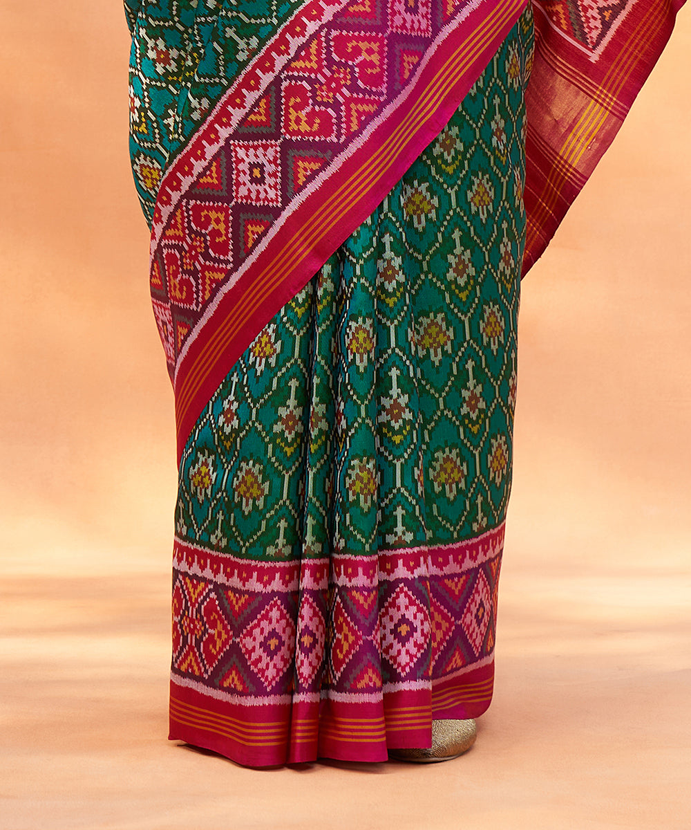 Handloom_Green_And_Magenta_Pure_Mulberry_Silk_Ikat_Patola_Saree_WeaverStory_04