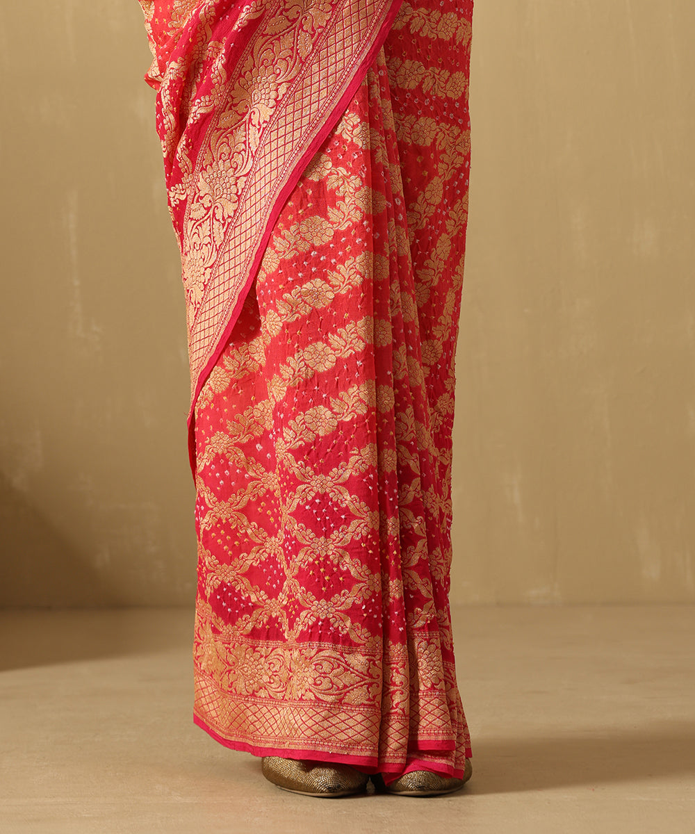 Handloom_Coral_And_Pink_Ombre_Dyed_Pure_Georgette_Banarasi_Bandhej_Saree_WeaverStory_04
