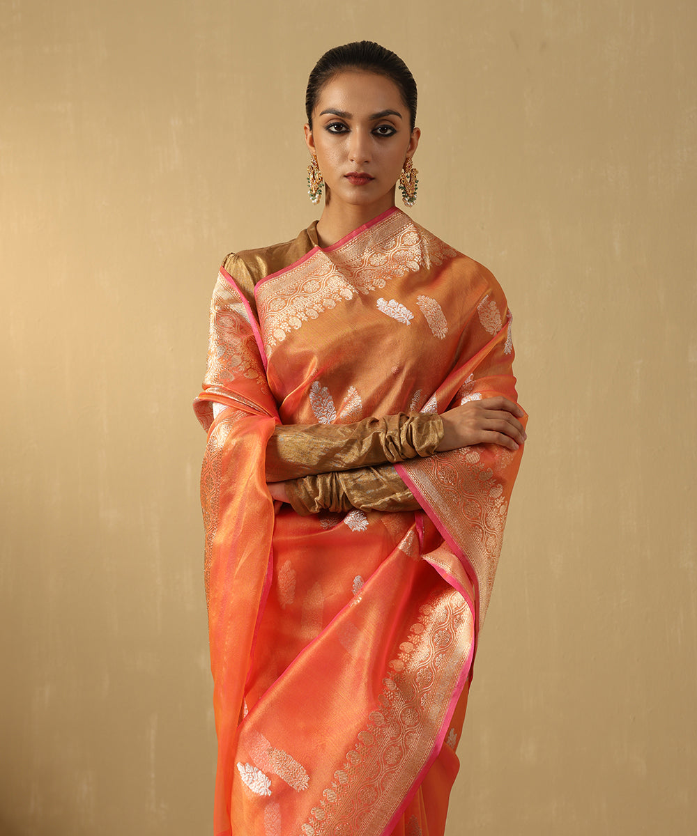 Handloom_Peach_And_Pink_Dual_Tone_Pure_Kora_Silk_Banarasi_Saree_With_Sona_Rupa_Booti_WeaverStory_01
