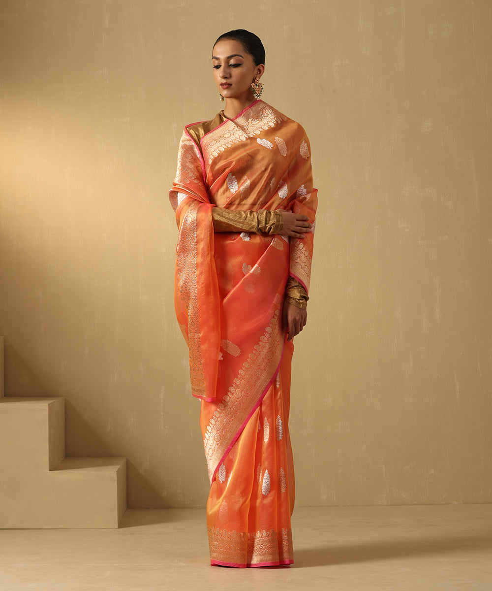 Handloom_Peach_And_Pink_Dual_Tone_Pure_Kora_Silk_Banarasi_Saree_With_Sona_Rupa_Booti_WeaverStory_02