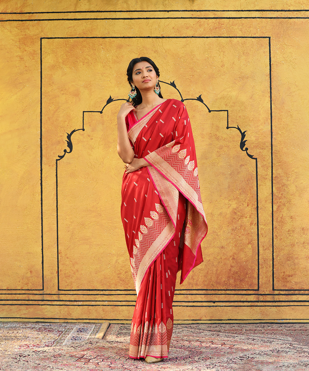 Handloom_Maroon_Pure_Katan_Silk_Banarasi_Saree_With_Chevron_Zari_Border_And_Kadhaw_Booti_WeaverStory_02