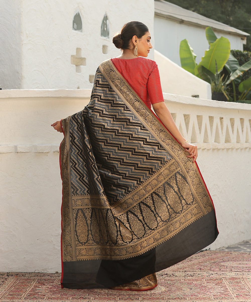 Handloom_Black_And_Grey_Pure_Katan_Silk_Chevron_Banarasi_Saree_With_Kadhwa_Border_WeaverStory_03