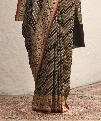 Handloom_Black_And_Grey_Pure_Katan_Silk_Chevron_Banarasi_Saree_With_Kadhwa_Border_WeaverStory_04