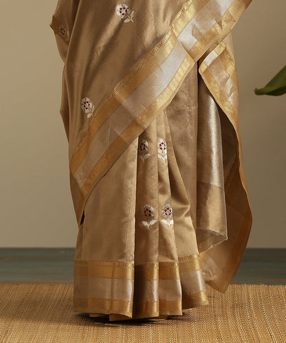 Khaki_Handloom_Pure_Chanderi_Silk_Saree_With_Silver_Zari_Floral_Motif_And_Broad_Zari_Border_WeaverStory_05