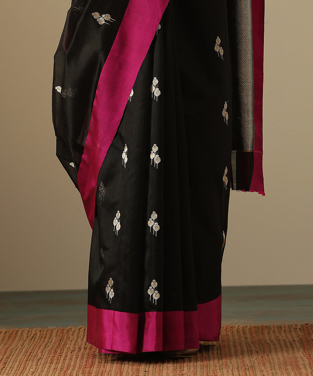 Black_Handloom_Pure_Silk_Chanderi_Saree_With_Floral_Buds_And_Pink_Border_WeaverStory_05