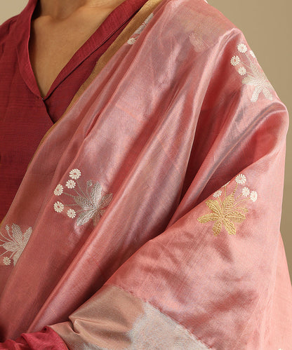 Rose_Pink_Handloom_Pure_Silk_Chanderi_Saree_With_Grey_Flowers_And_Gold_And_Silver_Zari_Border_WeaverStory_04